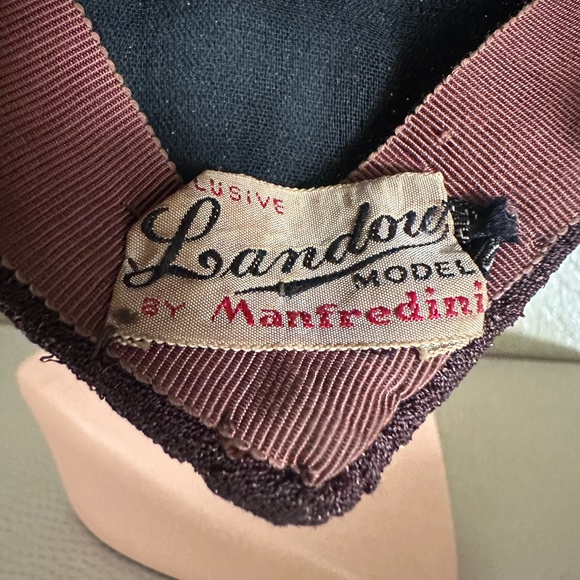 UNIQUE 1930s\' BROWN STRAW & FABRIC TOQUE WITH GROSGRAIN BOWS